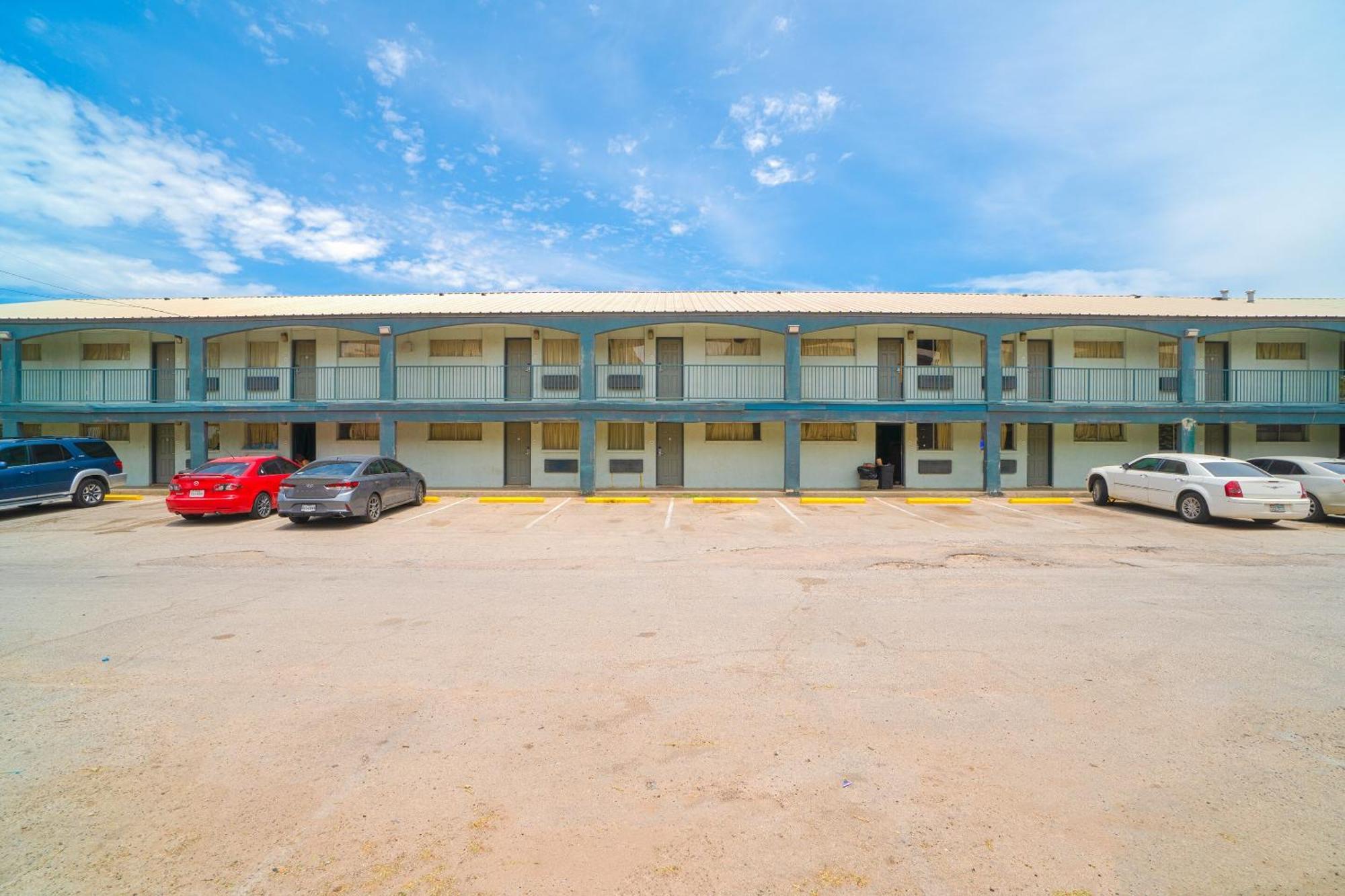 Oyo Hotel Midland Bagian luar foto