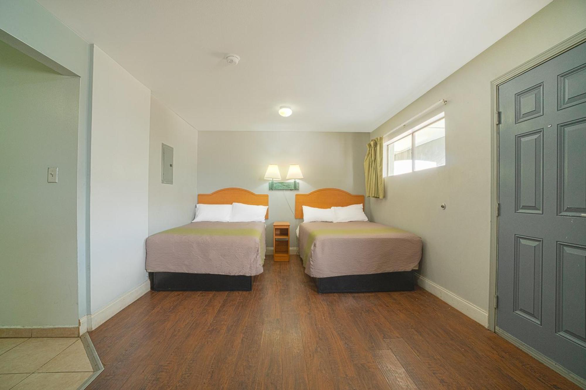 Oyo Hotel Midland Bagian luar foto