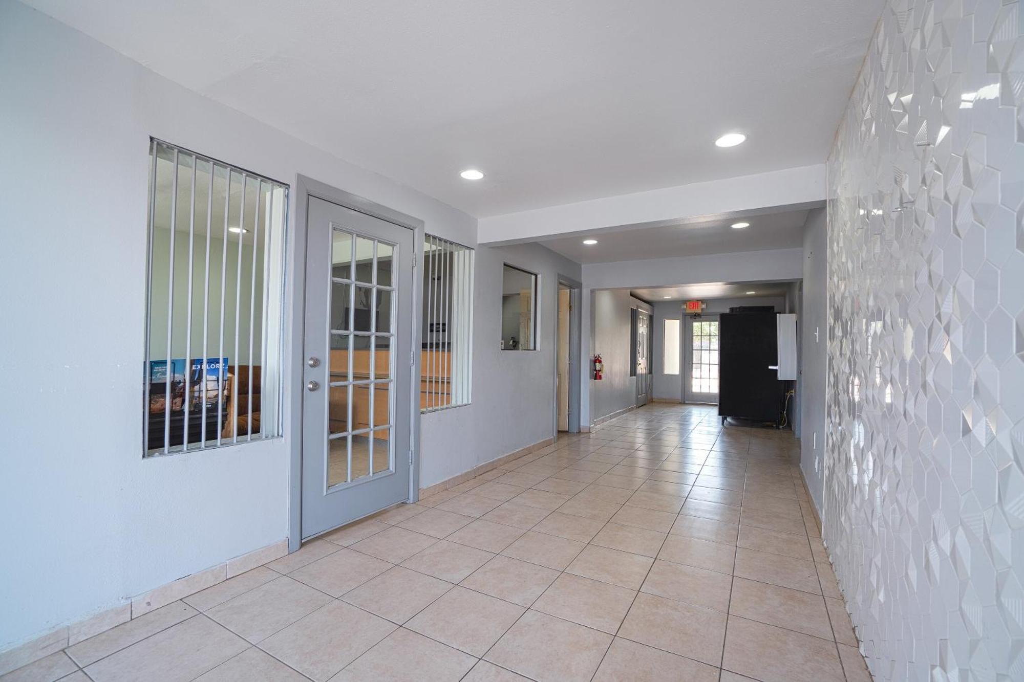Oyo Hotel Midland Bagian luar foto