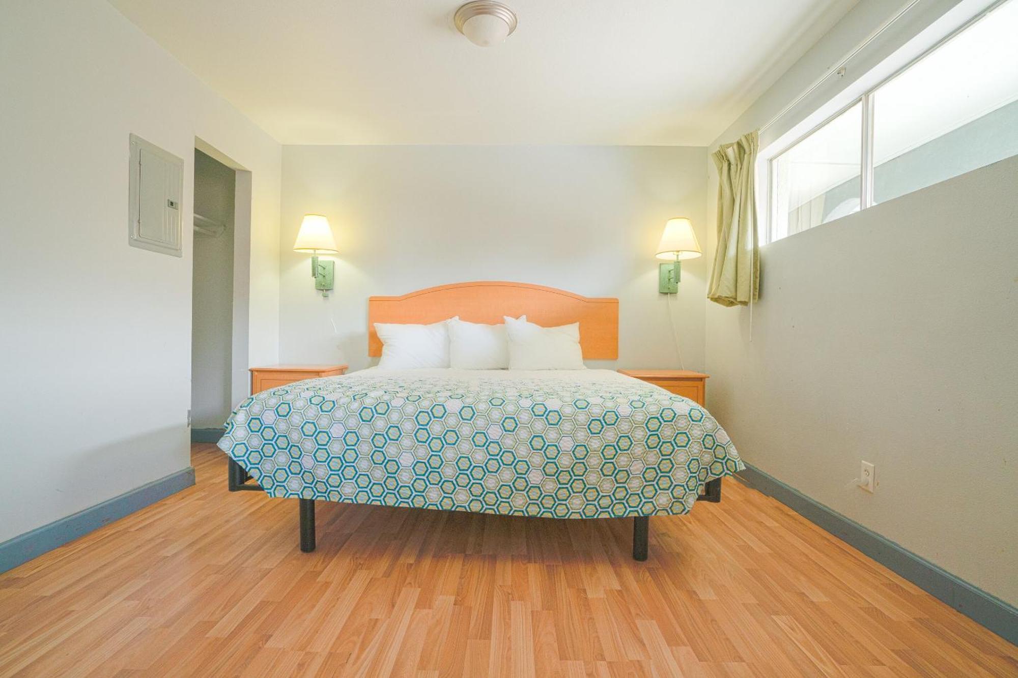 Oyo Hotel Midland Bagian luar foto
