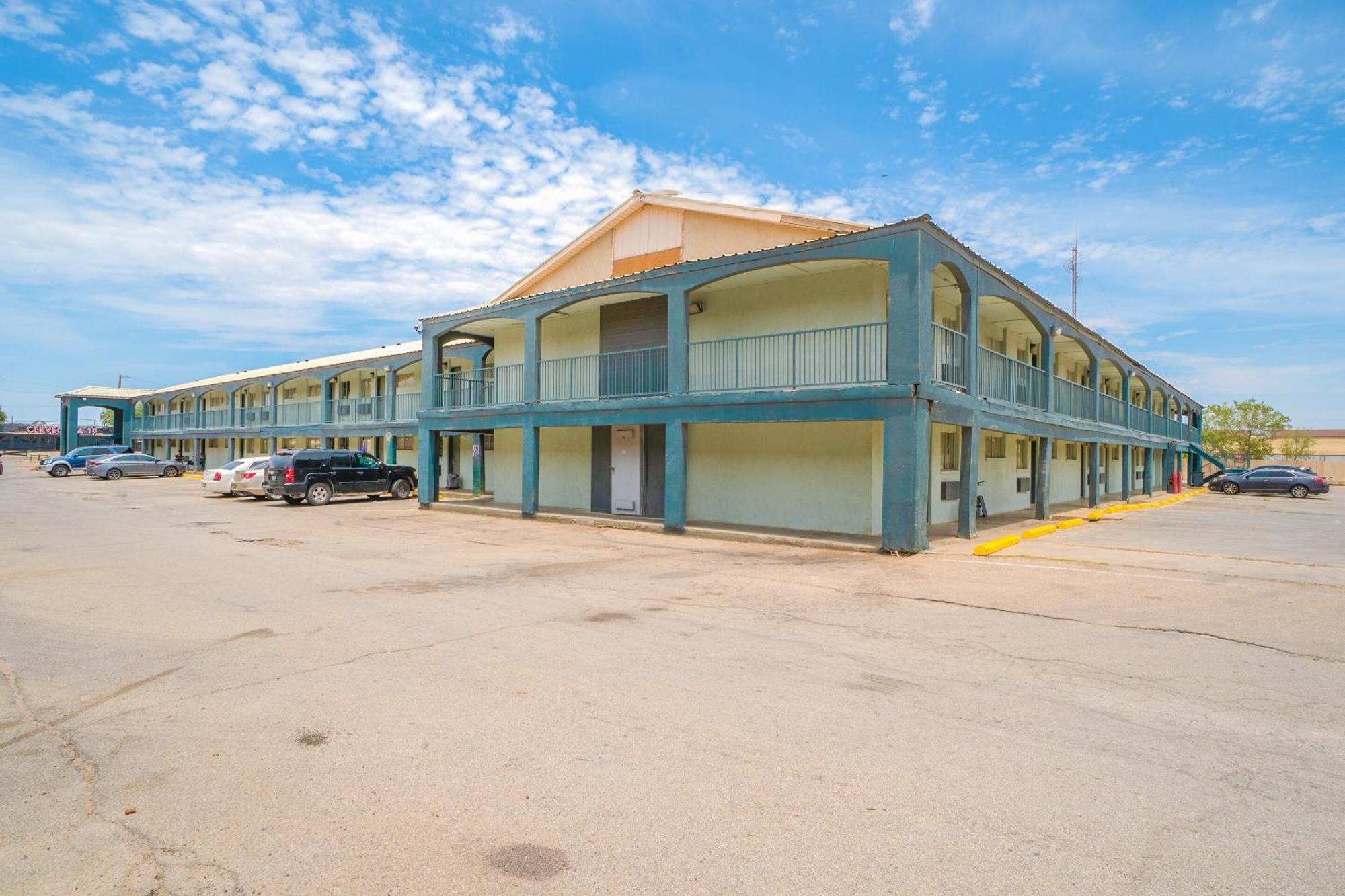 Oyo Hotel Midland Bagian luar foto